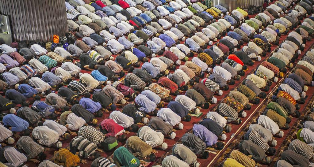 DEL muslimmassprayer.jpg