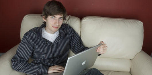 David Karp, the creator of tumblr, and his MacBook. Big fucking surprise.