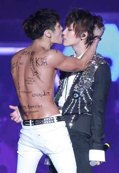 [[Fact|A typical K-pop performance