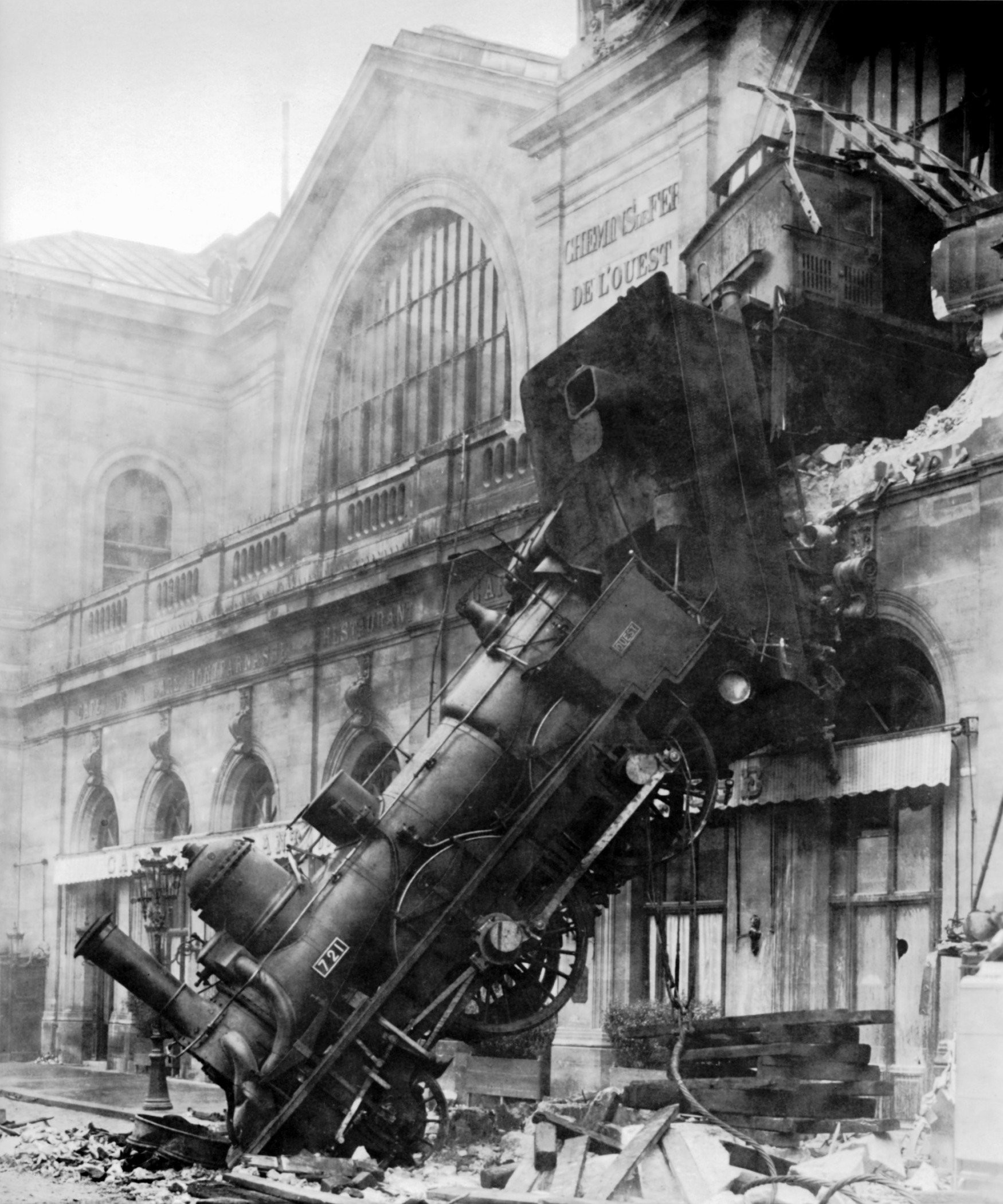 A typical French train station, run by typical French "[[people